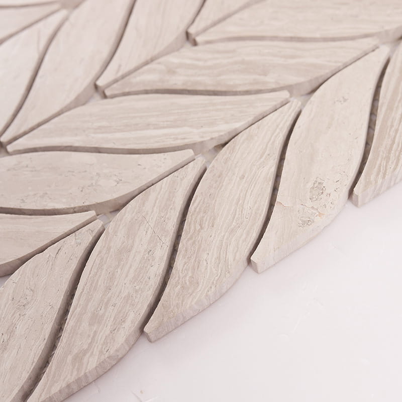 天然石の模様が映える羽根型タイル表面