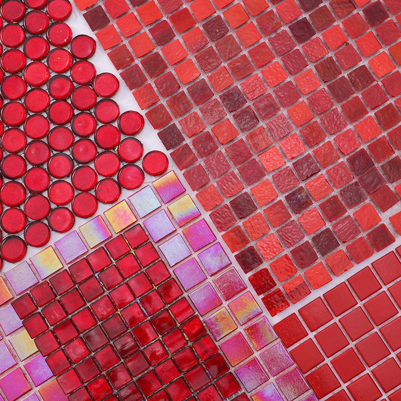 さまざまな形状と光沢の赤いガラスモザイクタイルの組み合わせ