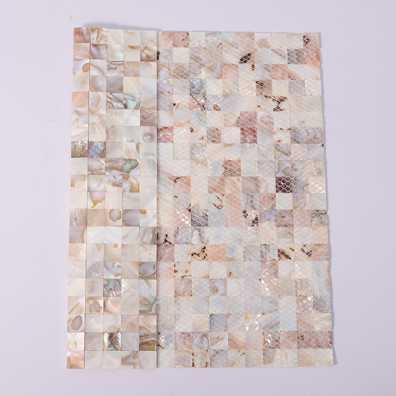 メッシュ付き裏面と表面の対比が見えるタイル