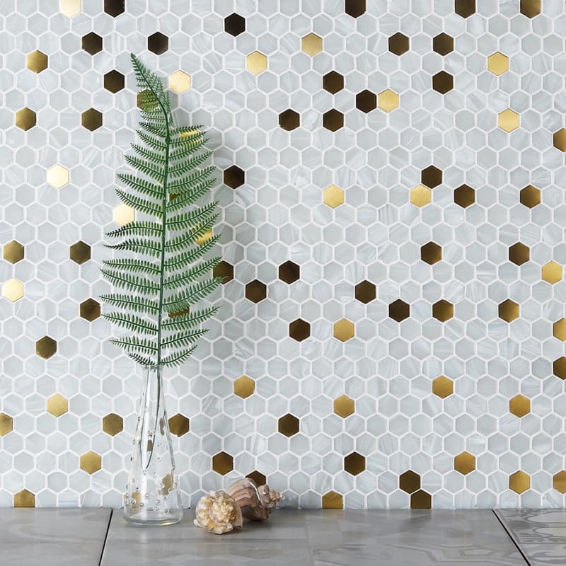 植物と組み合わせた白金六角モザイクの施工例画像