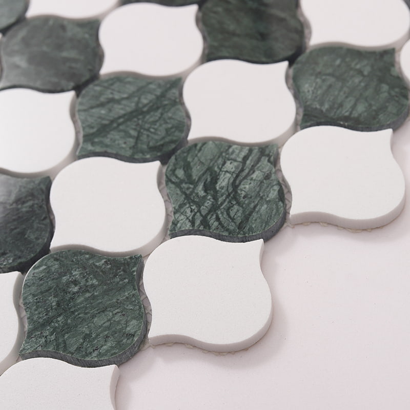 緑白モザイクタイルの立体感ある斜め拡大写真