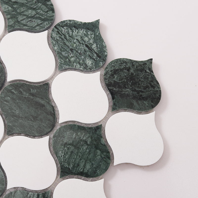 緑と白のモザイクタイルの角部分拡大