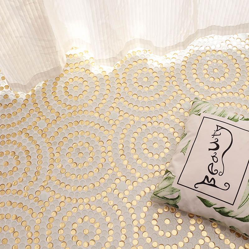 クッションとカーテンがある円形金箔タイル床