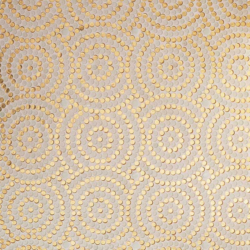 円形模様が広がる金箔モザイクのデザイン全体