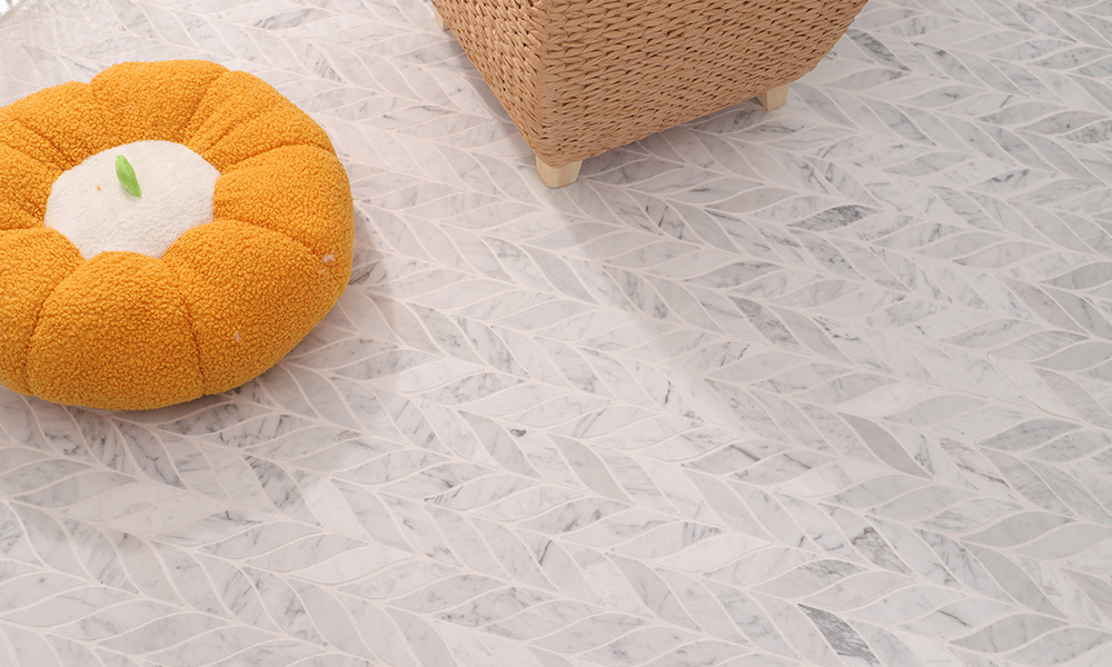 {"default":"ビアンコカララの白大理石を使用したリーフ型モザイクタイルの床面。高級感のあるモダンなインテリア施工例。"}
