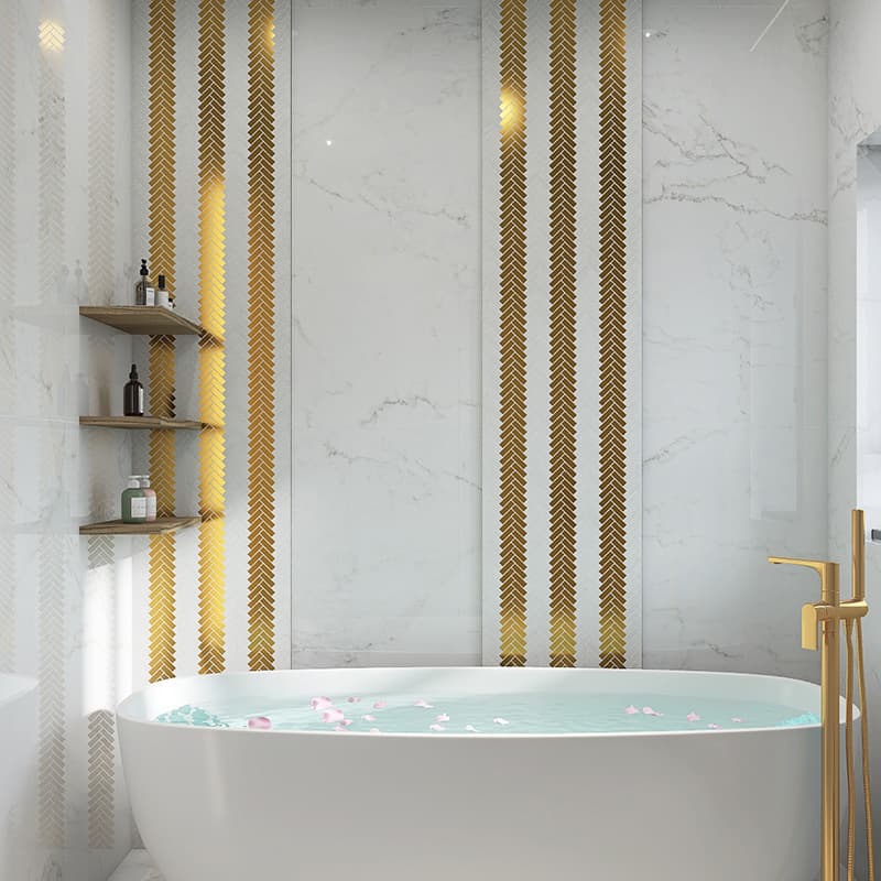 バスタブ横に貼られたゴールドモザイクライン