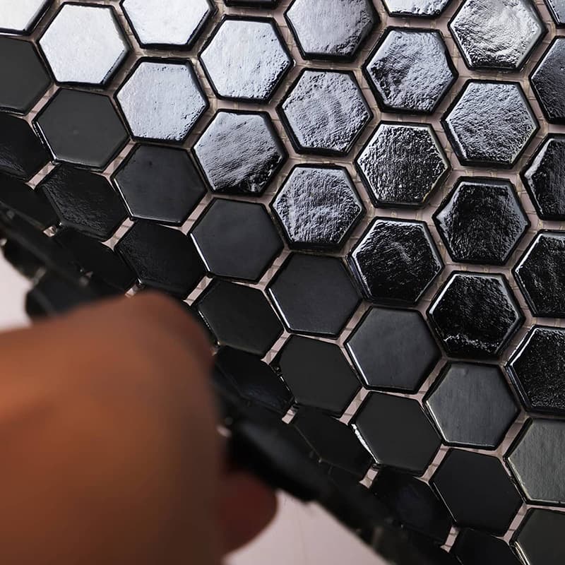 手に持って曲げられる六角形モザイクシート