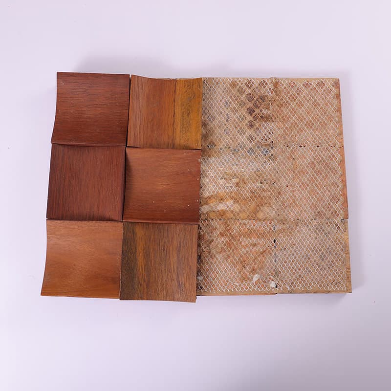 裏面にメッシュ加工された木製モザイクタイル