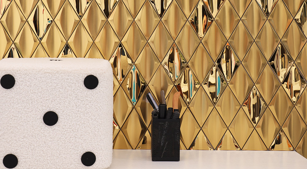 {"default":"立体的な3D効果のあるゴールドの菱形タイル。金属の光沢が美しいモダンでラグジュアリーなインテリアの壁面装飾。"}
