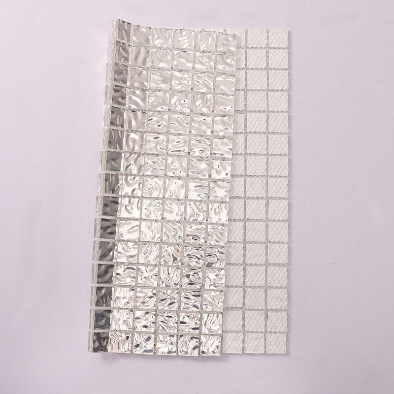 銀色波模様のガラスモザイクタイルの裏面と表面表示