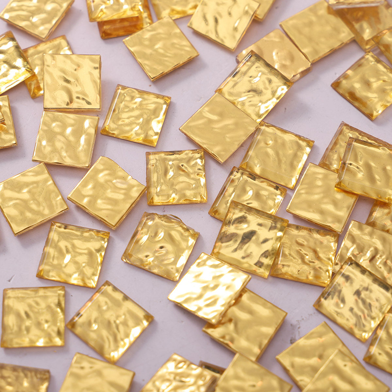 20mm角のゴールドモザイクタイルがランダムに散らばるクローズアップ写真