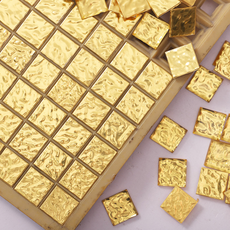 24Kゴールドガラスの凹凸テクスチャが美しい20×20mm四角モザイクタイルと散りばめられたタイルの斜めビュー
