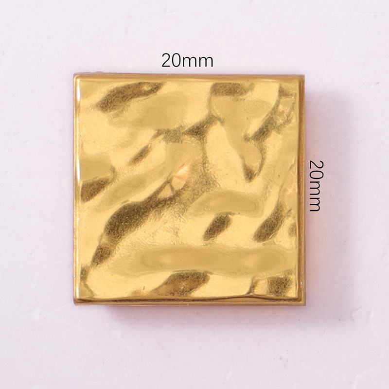 20×20mmの24Kゴールドガラス四角モザイクタイルに寸法表示が入ったクローズアップ