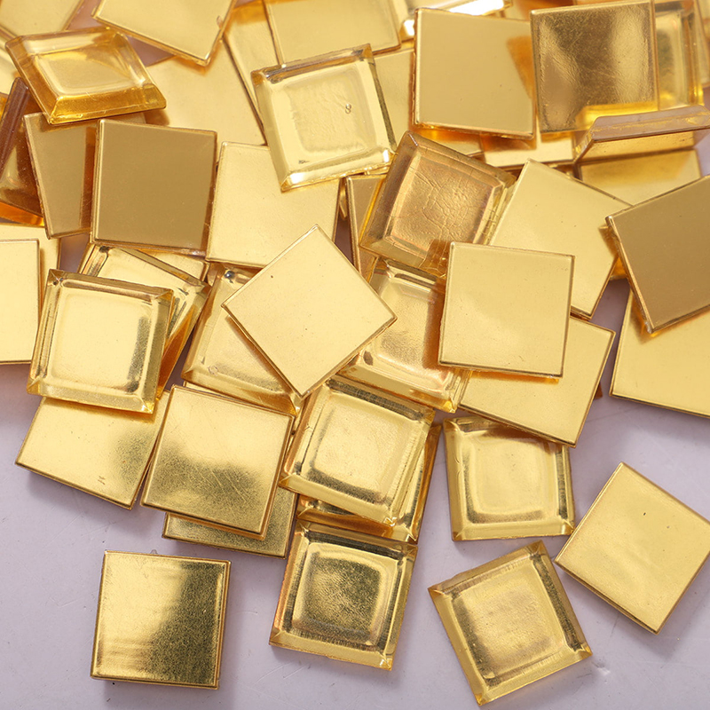 24K金色ガラスモザイクタイルの散らばるクローズアップ画像