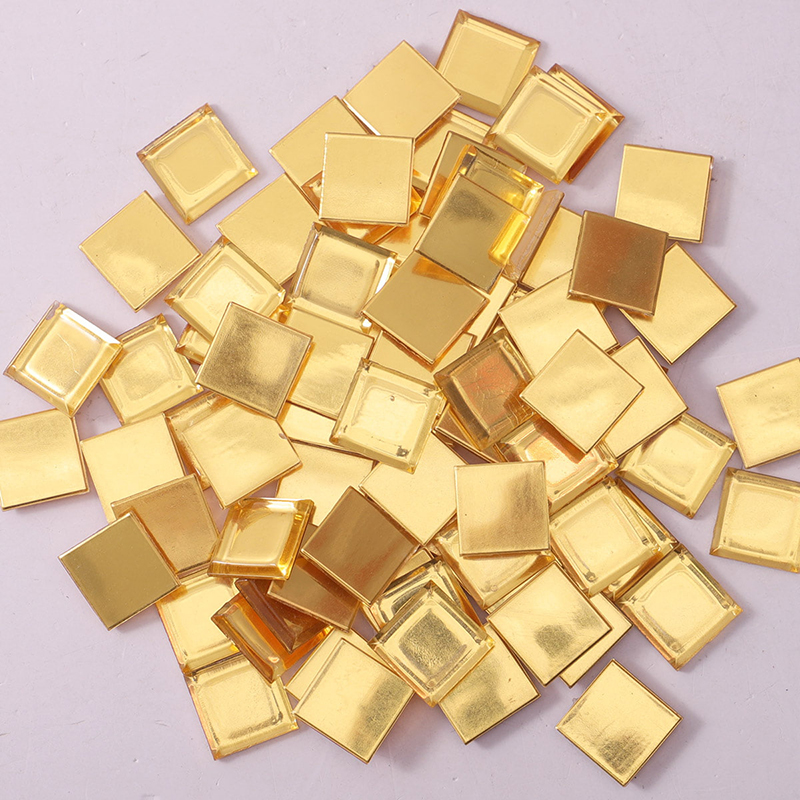 24K金色ガラスモザイクタイルが多数散らばる様子