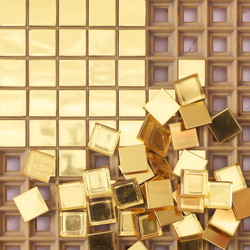 24K金色ガラスがメッシュ上に並び、右に散らばるタイル