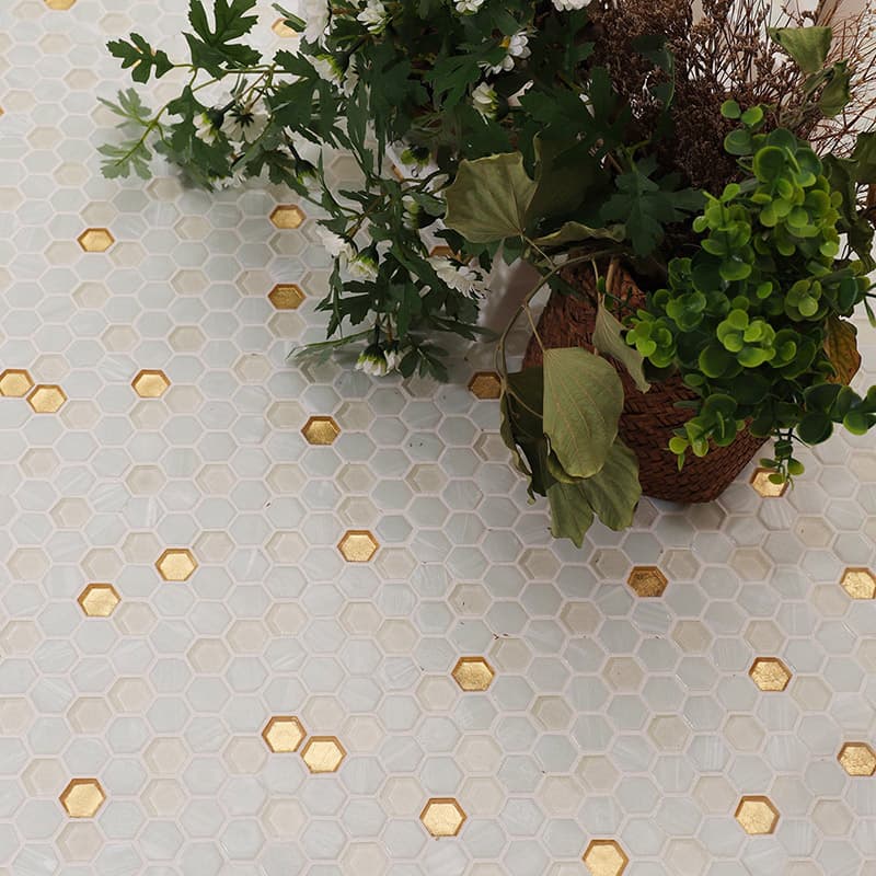 白金六角タイルの床面に植物を置いたデザイン構図