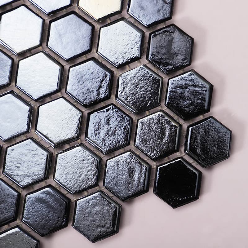 光沢感ある黒六角形ガラスタイル接写