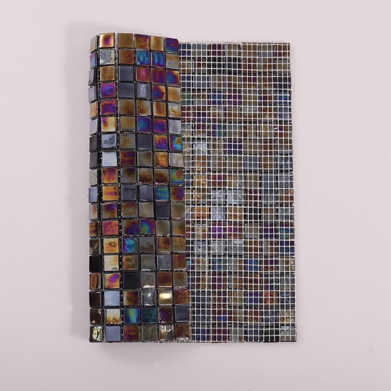 黒色虹彩ガラスモザイクタイルの表面と裏面比較