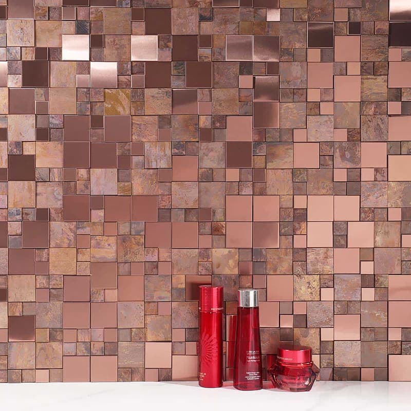 洗面台の背景に貼られたレトロ銅張り3Dタイル