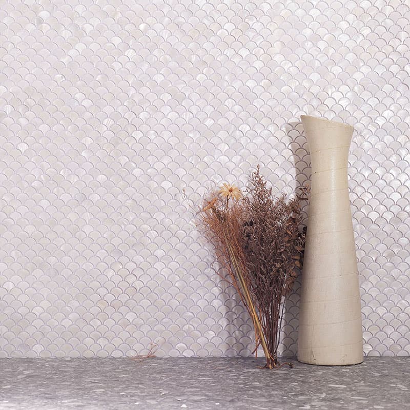 白色魚鱗型貝殻モザイクタイル 壁面施工例