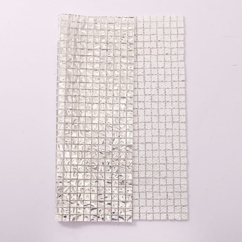 裏面メッシュ付きの銀色ガラスモザイクタイル