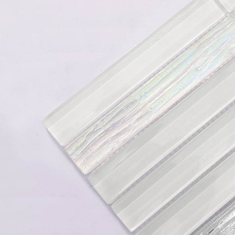 ホワイトシルバーガラスタイルのクローズアップ