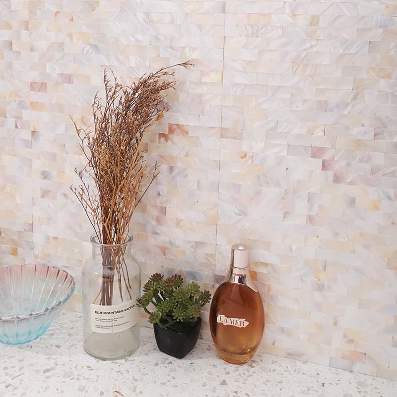 米色の貝殻モザイクタイル 背景と植物装飾