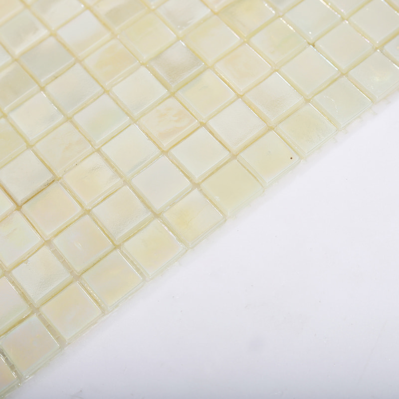 ベージュガラスモザイクタイルの端部アップ