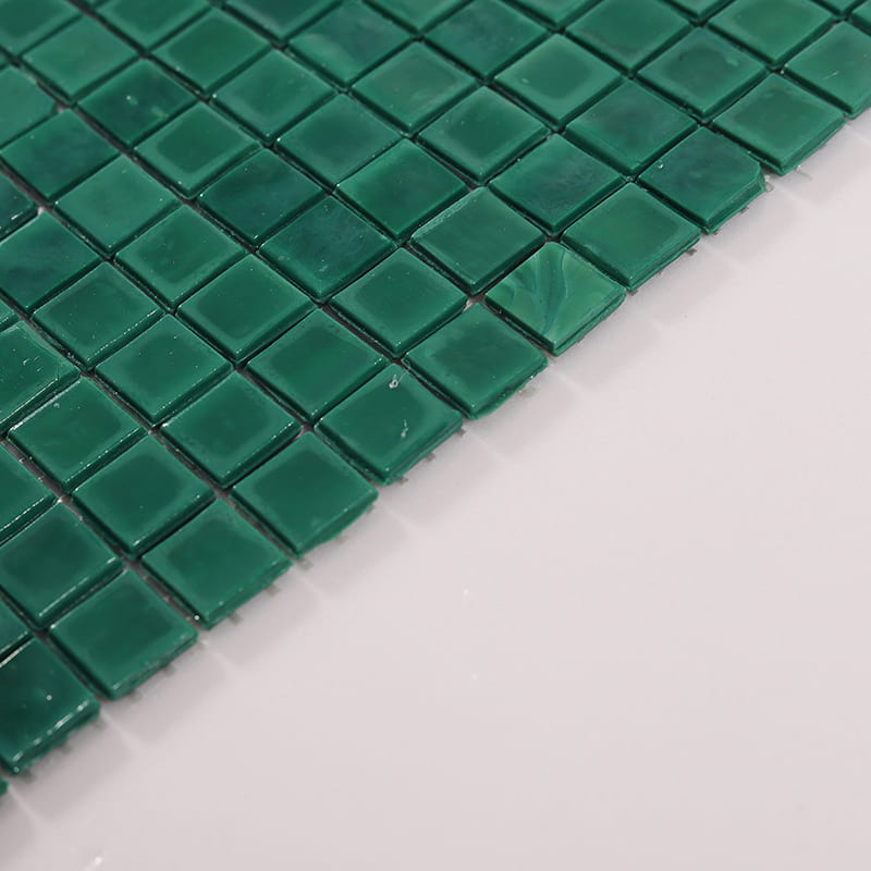 緑色ガラスモザイクタイルの端部、15角サイズの並び