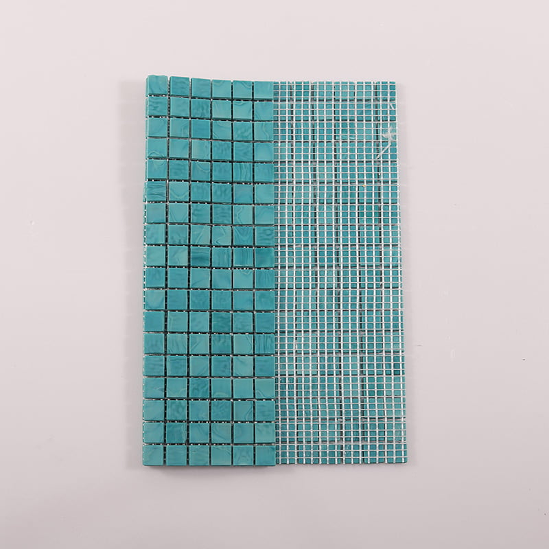 青緑色モザイクタイルの表面と裏面