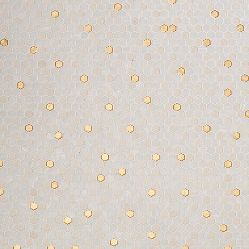白と金の六角タイルを使った壁面全体写真
