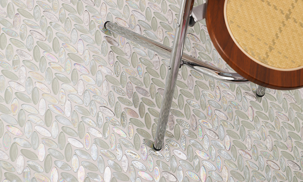 {"default":"虹色に輝くイリデセント加工を施した白い楕円タイルの床面施工イメージ写真。"}
