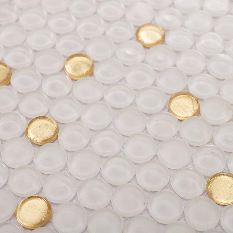 白と金の丸型モザイクの近接画像
