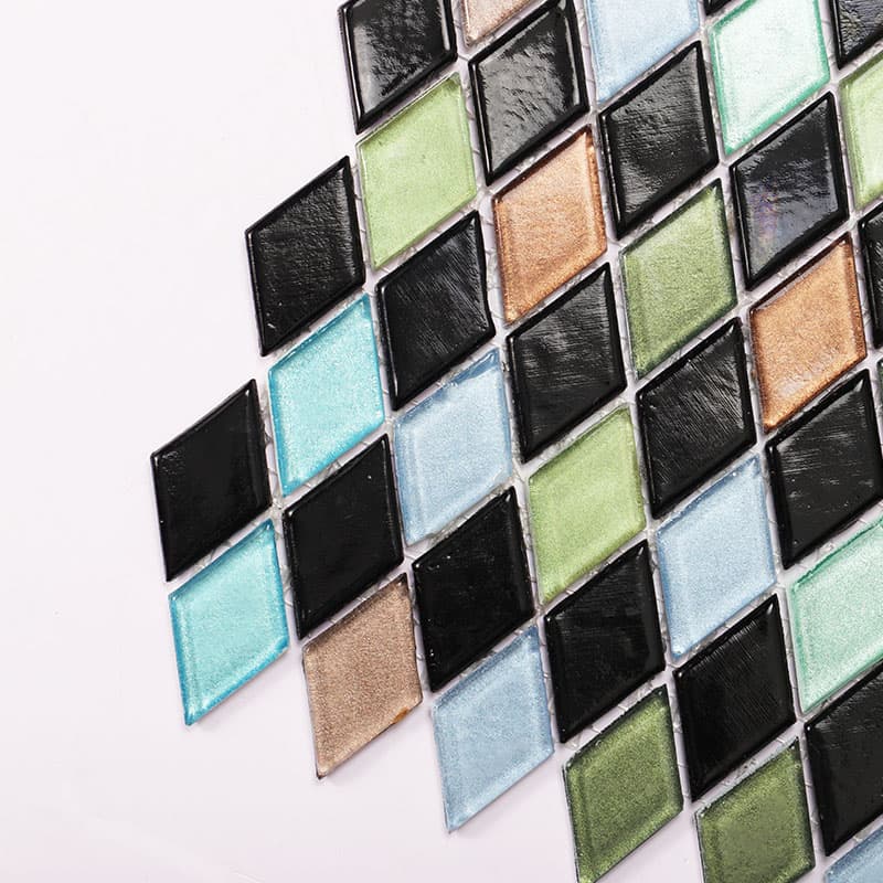 ガラス素材の艶感が映える左上部のアップ画像