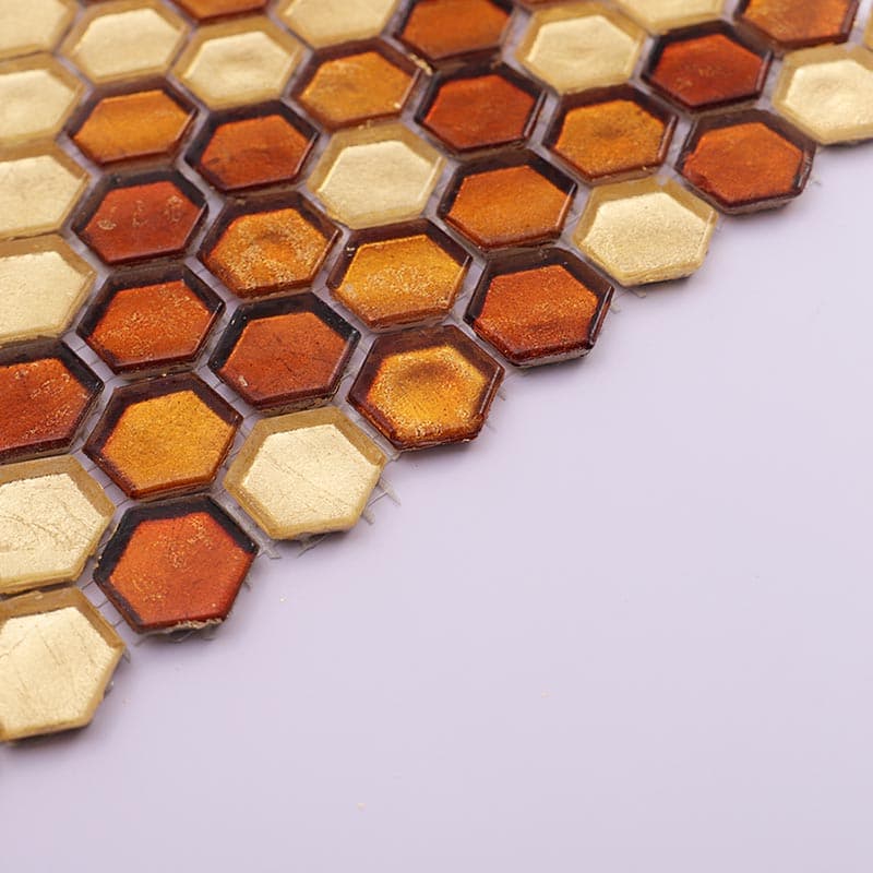 斜めから見た六角ガラスモザイクの一部