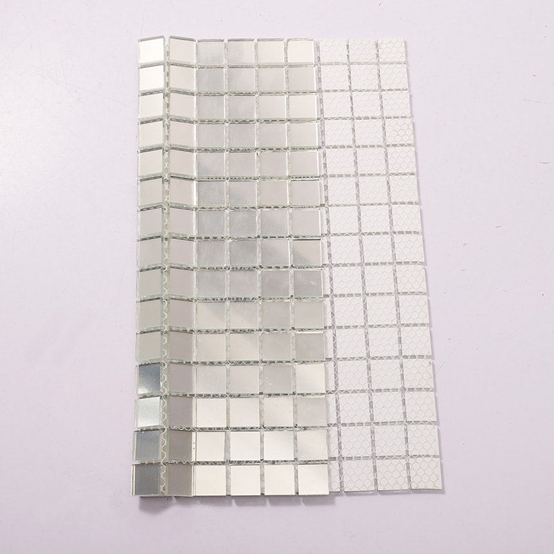 ガラスモザイクの貼箔表面と裏面構造を表示