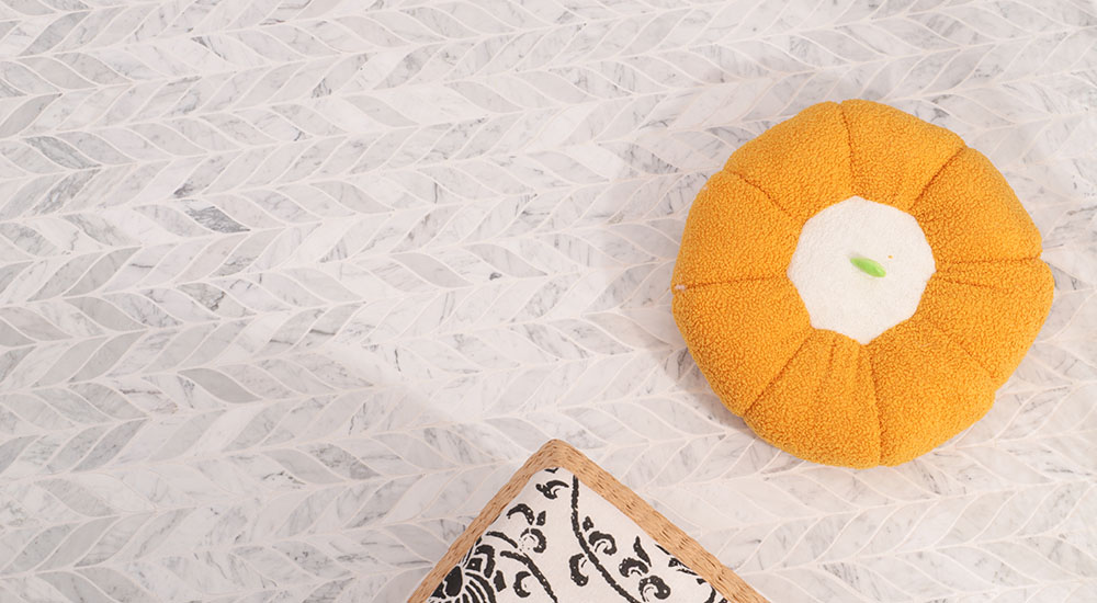 {"default":"ヘリンボーンフロアタイル：大理石リーフ型の繊細なデザイン。天然石の質感と高級感あふれる白い大理石タイルのレイアウト。リビングや浴室の床を華やかに彩ります。"}
