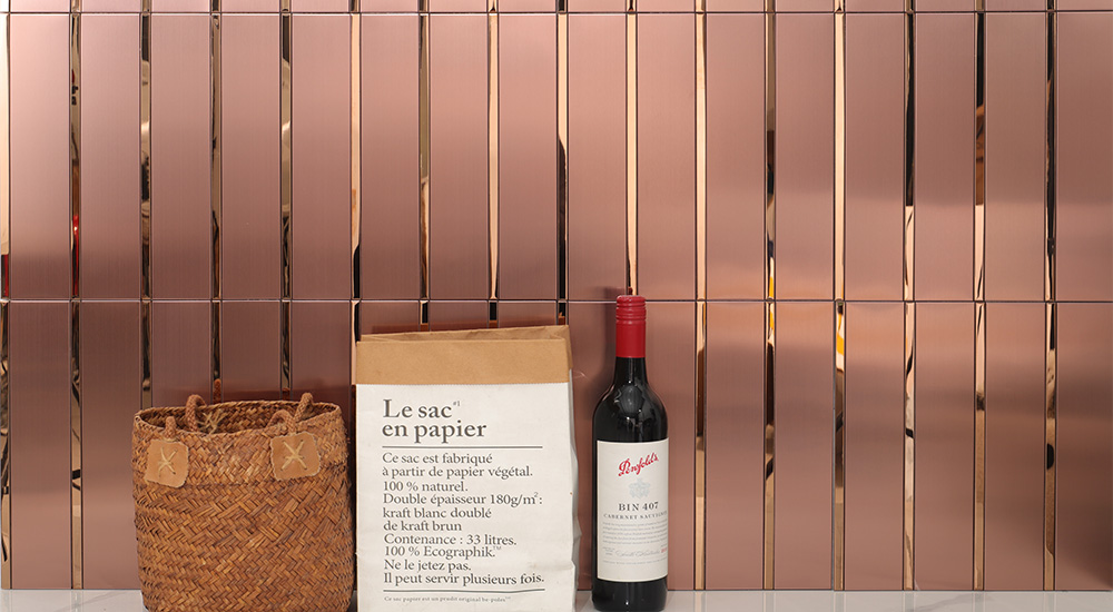 {"default":"キッチン壁タイルに最適なローズゴールドの金属タイル。モダンで高級感のある質感が特徴"}
