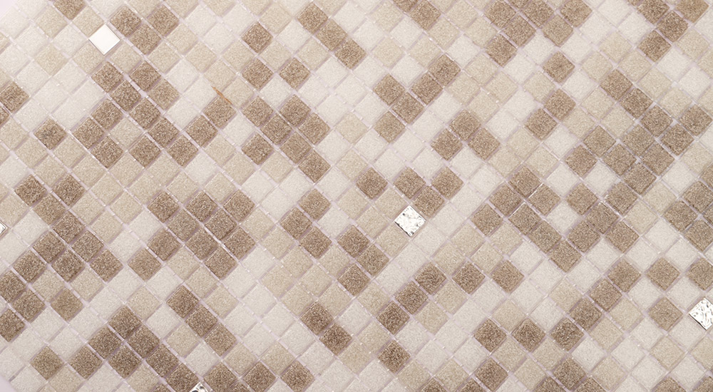 {"default":"キッチンタイルグレーの洗練されたガラスモザイク。透明感のあるライトグレーとメタリックな質感が混ざり、壁面をモダンに演出します。"}
