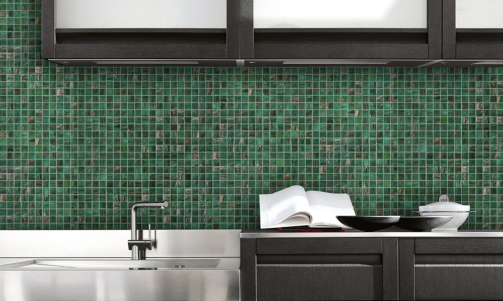 {"default":"キッチンタイルグリーンのモザイク壁面タイル。深い緑のガラス質タイルが、モダンなステンレスキッチンに高級感と彩りを添える施工事例。"}
