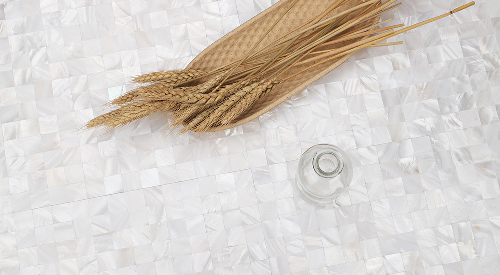 {"default":"キッチンタイル白のシェルモザイク。天然真珠貝の輝きが美しい壁面用タイル。"}
