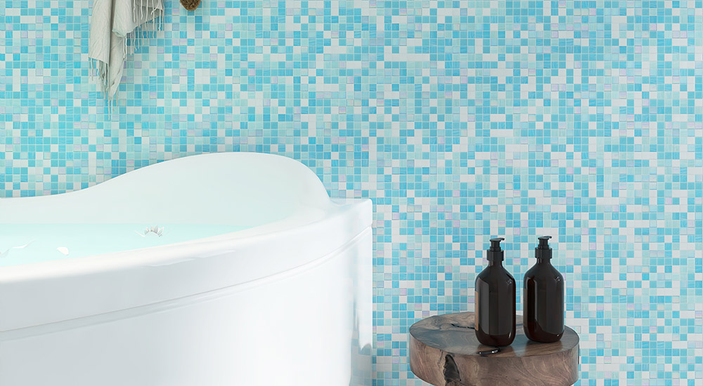 {"default":"爽やかな水色タイルの壁面があるバスルーム。清潔感のある白のバスタブとガラスモザイクタイルのインテリア。"}
