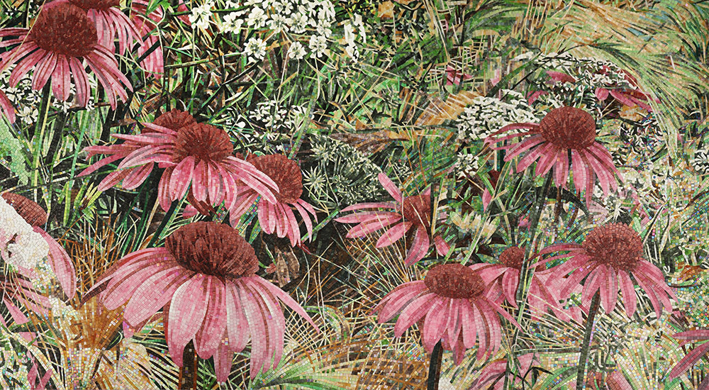 {"default":"モザイク壁画で表現されたピンクのエキナセアと草花。繊細な手仕事が光る芸術的な壁面装飾。"}
