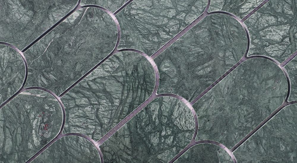 {"default":"レトロな深緑の天然大理石タイル。高級感のあるオーバル型のデザインが魅力の内装材"}
