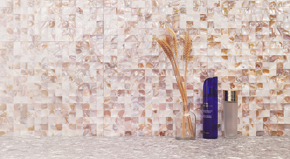 {"default":"洗面台タイルに最適な天然貝のシェルモザイク。淡いピンクとパールの光沢が美しい洗面所の壁面デザイン。"}
