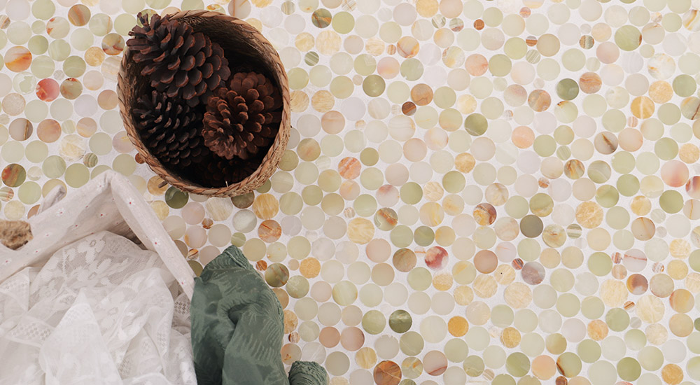 {"default":"ナチュラルカラーの円形ストーンタイルモザイク床デザイン、温かみのある空間演出"}
