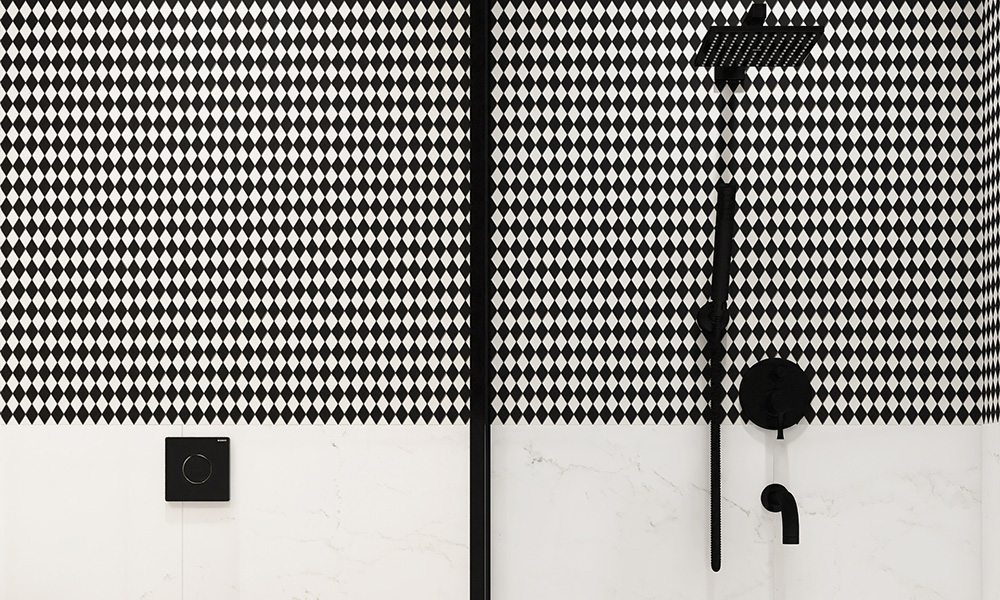 {"default":"トイレモザイクタイル：モダンな白黒ダイヤ柄の壁面装飾と黒い水栓設備。"}
