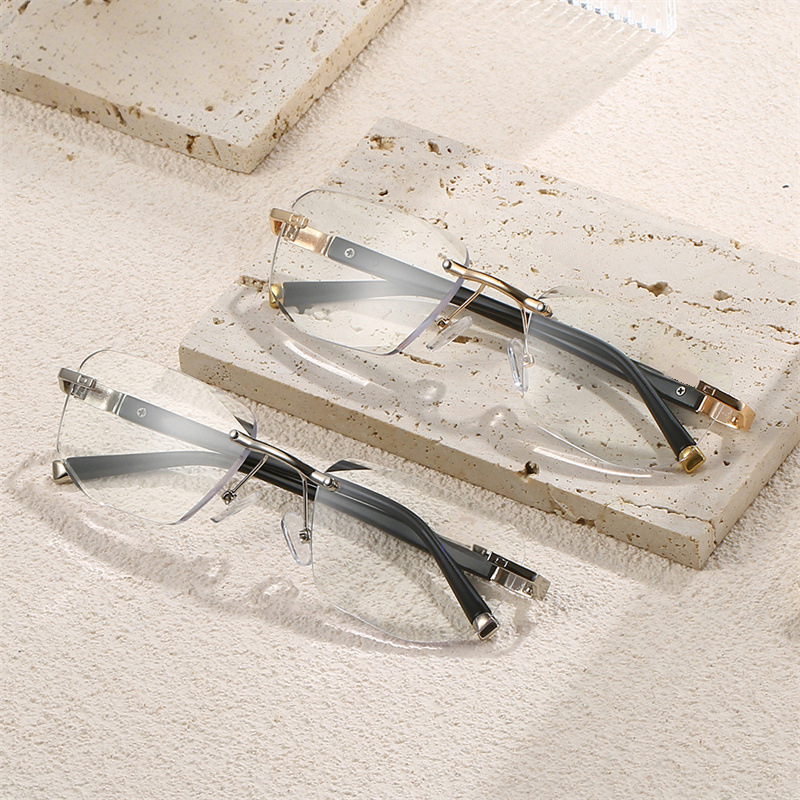 แว่นตาเก่าแบบไม่มีกรอบคลาสสิก