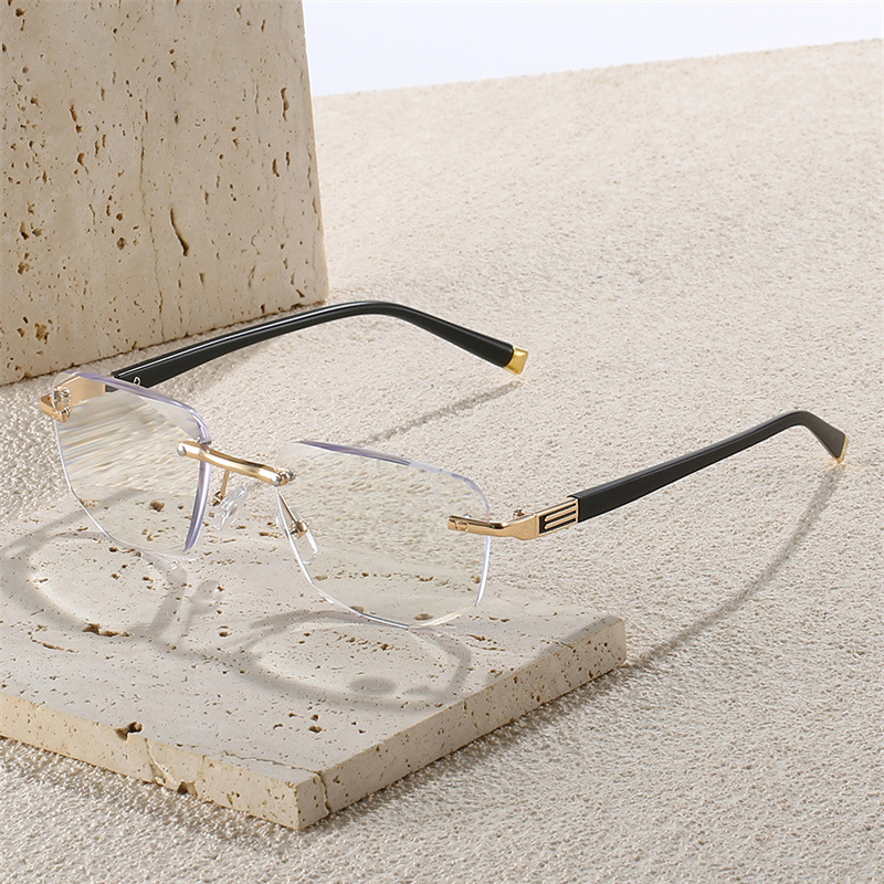 แว่นตาเก่าแบบไม่มีกรอบคลาสสิก